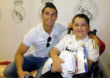 El futbolista portugués es conocido por su gran desempeño dentro de la cancha y por su glamuroso estilo de vida, pero también se ha distinguido por sus labores altruistas. Cristiano Ronaldo ha sido embajador de organizaciones no gubernamentales como Save the children, hasta 2019, y la fundación Make a wish, la cual se dedica a cumplir deseos de niños enfermos. Save the children agradeció así la contribución del luso por haber "usado su voz y su visibilidad global para sensibilizar sobre los problemas a los que se enfrentan los niños más vulnerables de todo el mundo". El atacante de la Juventus también es donador de sangre y plasma. En marzo de 2014, por ejemplo, CR7 ofreció pagar la intervención quirúrgica de un niño de Villaluenga de la Sagra, Toledo, con displasia cortical.