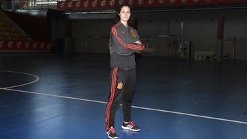 La seleccionadora espa&ntilde;ola de f&uacute;tbol sala femenino Claudia Pons posa en una entrevista.