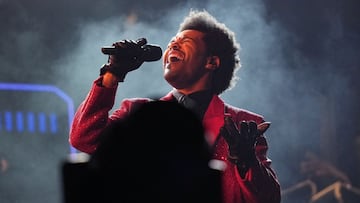 ARCHIVO - The Weeknd se presenta durante el espect&aacute;culo de medio tiempo del juego de f&uacute;tbol americano del Super Bowl 55 de la NFL entre los Kansas City Chiefs y los Tampa Bay Buccaneers en Tampa, Florida, el 7 de febrero de 2021. 