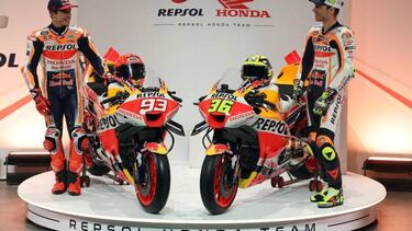 Marc Márquez y Joan Mir posan con sus motos durante la presentación del Repsol Honda Team.