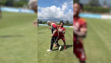 Con agua, huevos y harina, celebraron los 63 años del DT. Cristian Barrios, el alma de la fiesta, no dejó de bromear con el uruguayo.