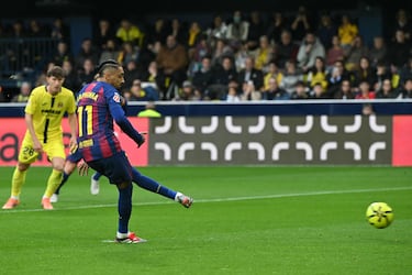 Raphinha marca el 0-1 de penalti al Villarreal. 