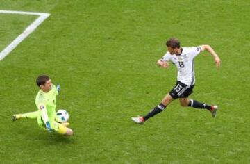 Thomas Mueller ante Michael McGovern.