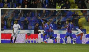 1-2. Kalu Uche celebró el primer gol granota.
