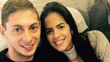 El futbolista argentino Emiliano Sala (1990 - 2019) con la jugadora de voleibol brasile&ntilde;a Luiza Urgerer.