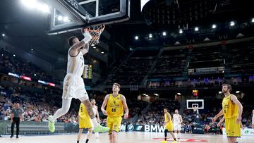 Vincent Poirier, pívot del Madrid, hace un mate ante el Gran Canaria.