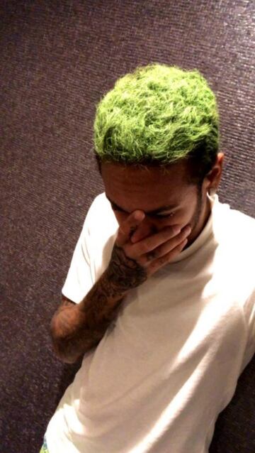 Neymar se tomó en serio el Halloween y se pintó el cabello como el Joker.