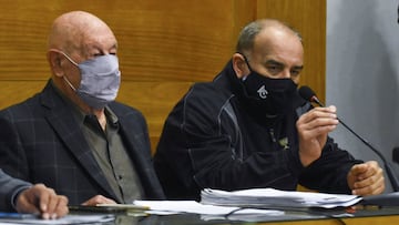 El golfista argentino Ángel "El Pato" Cabrera, junto a su abbogado Carlos Hairabedian, en el juicio por delitos de violencia de género.