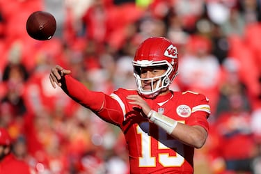 Mahomes arrancó la temporada 2024 con un acumulado de 28,424 yardas por pase y necesitaba más de 1,600 antes de la Semana 14 para convertirse en el quarterback más rápido en alcanzar los 30 millares de yardas en la menor cantidad de partidos. El seis veces invitado al Pro Bowl superó la marca en la Semana 8, contra los Raiders, durante el séptimo partido de la temporada, para romper la marca de 109 juegos de Matthew Stafford.