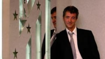 <b>LA RED. </b>Gil Marín, ante un trozo de red de la final de Copa en el Bernabéu del 92. Solozábal la donó a un programa benéfico y él la compró por 1.200 euros.