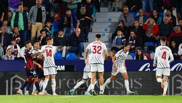 Martón (dorsal 18) celebra junto a sus compañeros el tanto del empate en el Ciutat de Valencia.