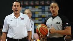 Reynaldo Mercedes, junto a Krzyzewski, en un partido de EE UU.