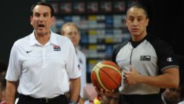Reynaldo Mercedes, junto a Krzyzewski, en un partido de EE UU.