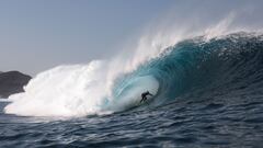 Joan Duru surfeando una ola de 10 durante el 8º Lanzarote Quemao Class. 12 de diciembre del 2023.