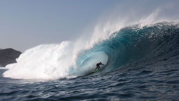 Joan Duru surfeando una ola de 10 durante el 8º Lanzarote Quemao Class. 12 de diciembre del 2023.