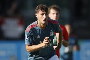 Santiago Giménez durante un partido con el Feyenoord en la Eredivisie.