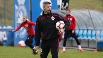 Mart&iacute;, dando instrucciones durante el entrenamiento.