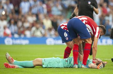 Oblak recibe un tremendo golpe en la jugada del segundo gol, que lo deja aturdido.
