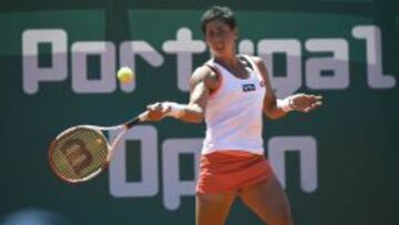 Carla Suárez devuelve la bola durante el partido de semifinales del abierto de Estoril.