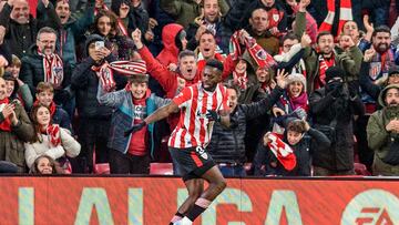 BILBAO (PAÍS VASCO), 08/12/2024.- El delantero del Athletic Club de Bilbao Iñaki Williams (c) celebra marcar el segundo gol del equipo bilbaíno este domingo, durante el partido de la jornada 16 de LaLiga EA Sports, en el estadio de San Mamés, en Bilbao. EFE/ Javier Zorrilla