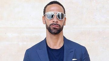 El exfutbolista inglés Rio Ferdinand con traje y gafas de sol.