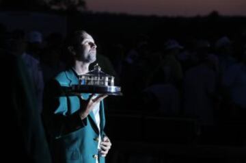 Sergio García with the green jacket and the winner's trophy.