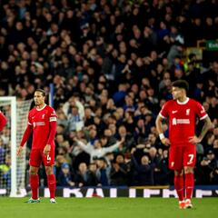 Liverpool pierde el derbi y se desmorona el sueño de Luis Díaz