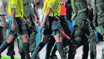 <b>ESCOLTADO. </b>El árbitro del Venezuela-Argentina salió así.