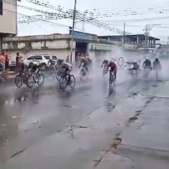La carretera hecha una piscina y los profesionales a velocidad de sprint: el final no podía ser otro