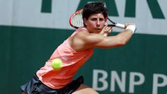 Spain&#039;s Carla Suarez Navarro returns the ball to Slovakia&#039;s Dominika Cibulkova during their women&#039;s third round match at the Roland Garros 2016 French Tennis Open in Paris on May 28, 2016. / AFP PHOTO / Thomas SAMSON