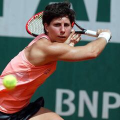 How many rackets do professional tennis players use in a single match?