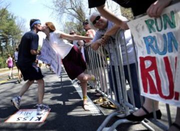 Besos en la 116th Marathon en Wellesley, Massachusetts.