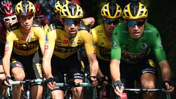 Wout van Aert, con el maillot verde, y Primoz Roglic, con el maillot amarillo, durante el Criterium del Dauphin&eacute; 2020.