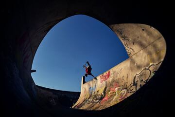 MÚNICH, ALEMANIA - 01 DE MARZO: El clasificado olímpico de skateboard Tyler Edtmayer, de Alemania, se invierte mientras se entrena el 01 de marzo de 2021 en Múnich, Alemania. El skateboarding será un evento olímpico oficial por primera vez en los Juegos Olímpicos de Verano de 2020 en Tokio que tuvo que ser pospuesto a 2021 debido a la actual crisis del coronavirus.