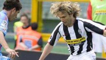 <b>OCTAVA TEMPORADA.</b> El centrocampista checo del Juventus de Turín Pavel Nedved, que el próximo agosto cumplirá 36 años, firmó un contrato para jugar un año más, el octavo de su carrera, con la entidad ''bianconera'', según un comunicado difundido por el club.