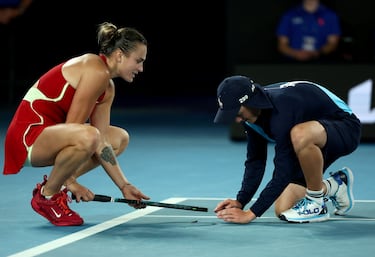 Los saltamontes se han convertido en improvisados protagonistas en Melbourne Park durante el Abierto de Australia de tenis. El de la imagen superior no quiso perderse el partido de cuartos entre Aryna Sabalenka y Barbora Krejcikova. La propia bielorrusa ayudó a un joven recogepelotas a sacarlo de la pista para evitar males mayores.