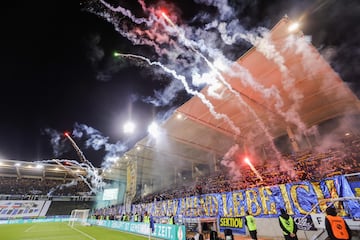 Los aficionados del Saarbrücken lanzan fuegos artificiales justo antes del partido.