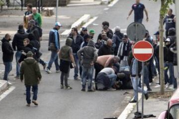 Un policía de paisano, que iba a presenciar el partido, sufrió una emboscada y recibió un disparo en el pecho. Tres personas más se encuentran heridas.