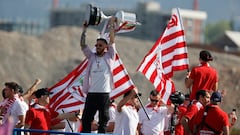 Iker Muniain levanta la Copa durante la celebración en la Gabarra.
