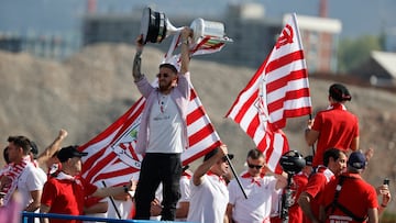 Iker Muniain levanta la Copa durante la celebración en la Gabarra.