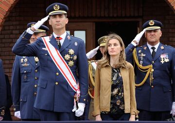 Felipe VI de España y Letizia Ortiz Rocasolano visitan la Academia Básica del Aire para asistir a la ceremonia de graduación el 8 de julio de 2011 en León.