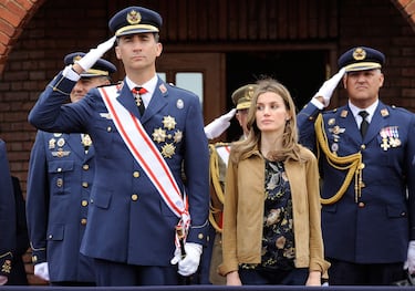 Felipe VI de España y Letizia Ortiz Rocasolano visitan la Academia Básica del Aire para asistir a la ceremonia de graduación el 8 de julio de 2011 en León.
