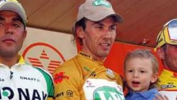 <b>CLÁSICA DE ALCOBENDAS. </b>José Ángel Gómez Merchante y Martín Perdiguero acompañan a Pavel Tonkov en el podio.