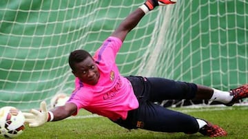 El portero camerunés pasó por La Masia antes de fichar por el Ajax, donde se convirtió en una figura clave. Posteriormente, jugó en el Inter de Milán y el Manchester United, consolidándose como uno de los mejores porteros africanos.