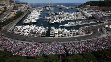Vettel pilota el Ferrari durante el GP de Mónaco 2015.