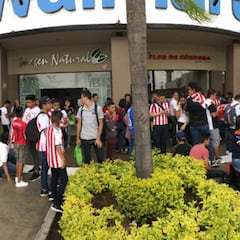 Firma de autógrafos de Chivas se sale de control