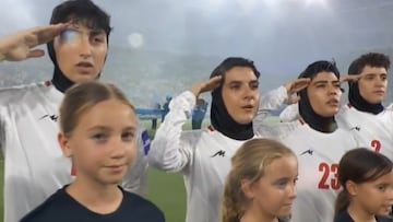Selección femenil de Irán hace saludo militar como protesta durante el himno en la Copa Asiática