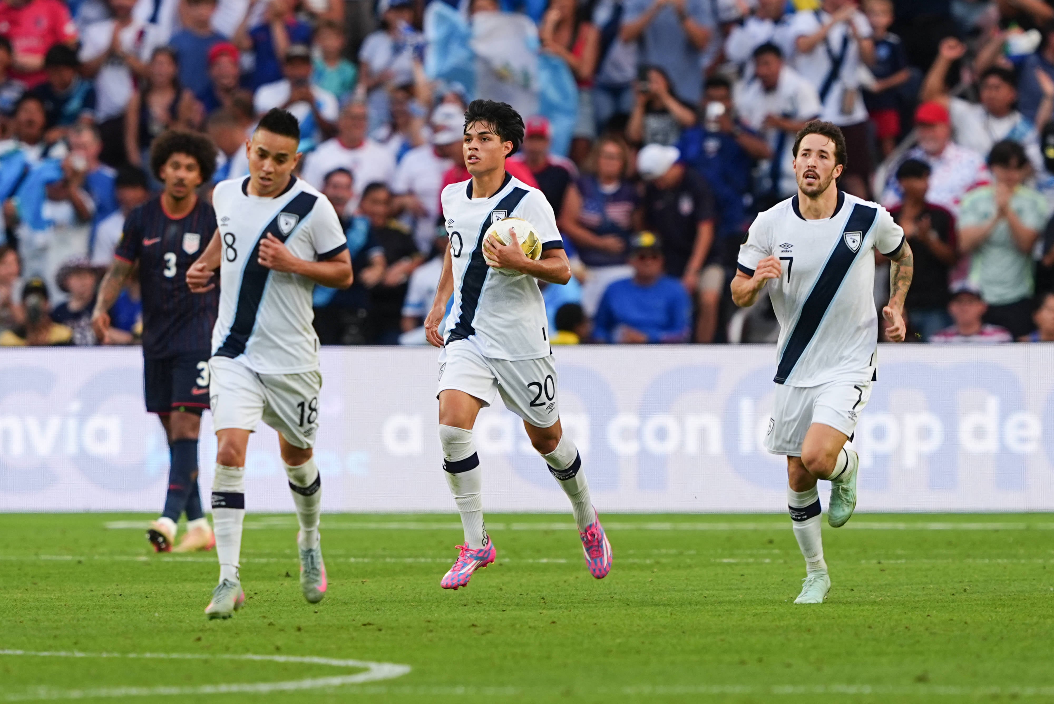 Mauricio Pochettino se rinde ante Luis Fernando Tena y Guatemala