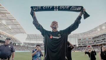 El histórico basquetbolista de los Lakers de Los Ángeles se dio cita en el Banc Of California Stadium para presenciar El Tráfico entre LAFC y LA Galaxy.