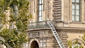Un elevador de cesta usado por ladrones en el Museo del Louvre.